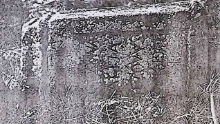 Zniszczony kamienny cokół grobu Marii Barczowskiej, pierwotnie zwieńczony krzyżem. Cokół zwęża się ku górze z profilowaną krawędzią i zawiera inskrypcję w prostokątnej płycinie o ćwierćkolistych narożach.