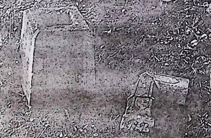 Miejsce pochówku z cokołem zwężającym się ku górze, z ściętymi górnymi krawędziami. Obok leży utrącony krzyż z inicjałami. Na froncie zachowane fragmenty rytej inskrypcji.