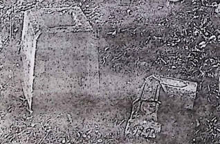 Miejsce pochówku z cokołem zwężającym się ku górze, z ściętymi górnymi krawędziami. Obok leży utrącony krzyż z inicjałami. Na froncie zachowane fragmenty rytej inskrypcji.