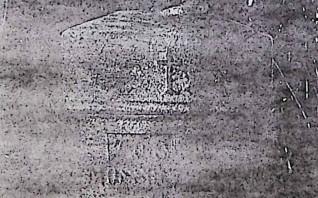 Kamienny cokół grobu Zofii Mossoczowej z prostokątną ramą i wyrytą inskrypcją. Góra przykryta monumentalną płytą z wyrytym krzyżem z przodu.