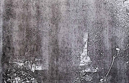 Uszkodzony nagrobek z leżącym obok złamanym krzyżem. Na krzyżu relief Chrystusa stojącego na czaszce. Podstawa z wyrytą inskrypcją i klęczącą postacią z koroną w modlitwie.