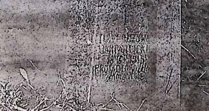 Kamienny cokół grobu Jana Pawlickiego z inskrypcją w zagłębionej płycinie. Żeliwny krzyż pierwotnie na szczycie jest złamany i brakujący.