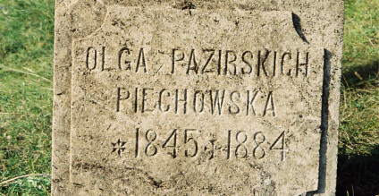 Kamienny cokół grobu Olgi Piechowskiej z wyrytą inskrypcją 'Olga Pazirskich Piechowska 1845-1884' w prostokątnym panelu o ćwierćkolistych narożach.