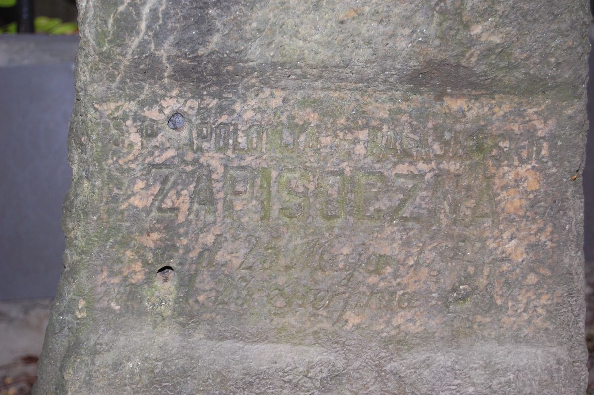 Fragment z inskrypcją nagrobka Apolonii Zapisocznej, cmentarz Bajkowa w Kijowie, stan z 2021