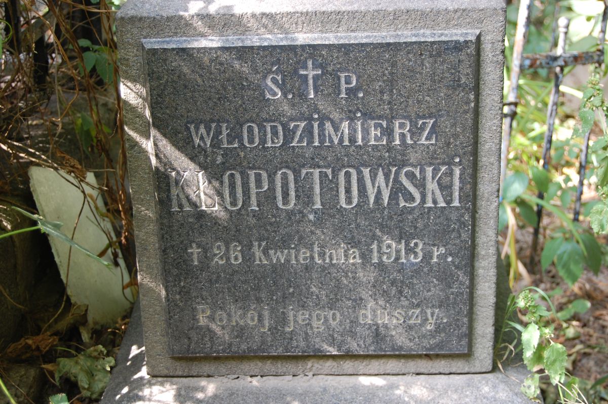 Fragment z inskrypcją nagrobka Włodzimierza Kłopotowskiego, cmentarz Bajkowa w Kijowie, stan z 2021
