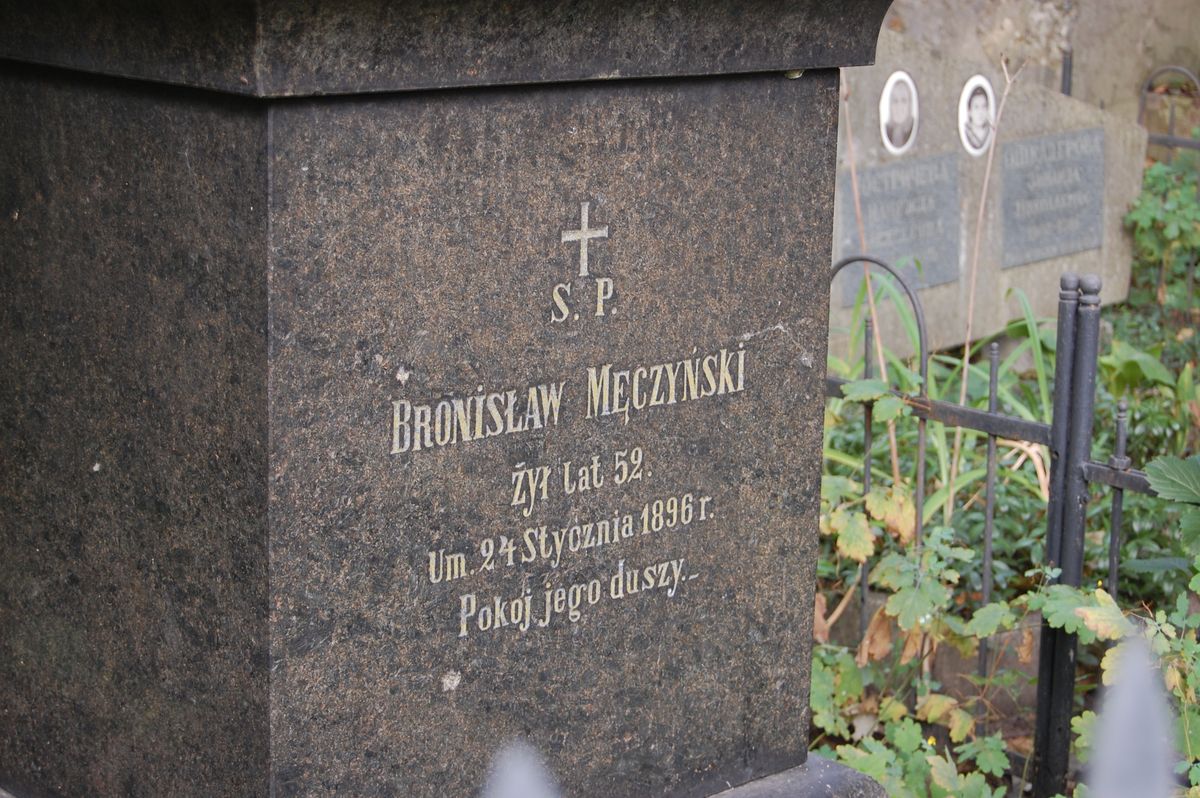 Fragment z inskrypcją nagrobka Bronisława Męczyńskiego, cmentarz Bajkowa w Kijowie, stan z 2021