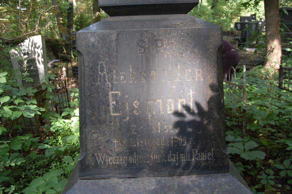 Fragment of the tombstone of Aleksandr Ejsmont, Bajkova cemetery in Kiev, as of 2021