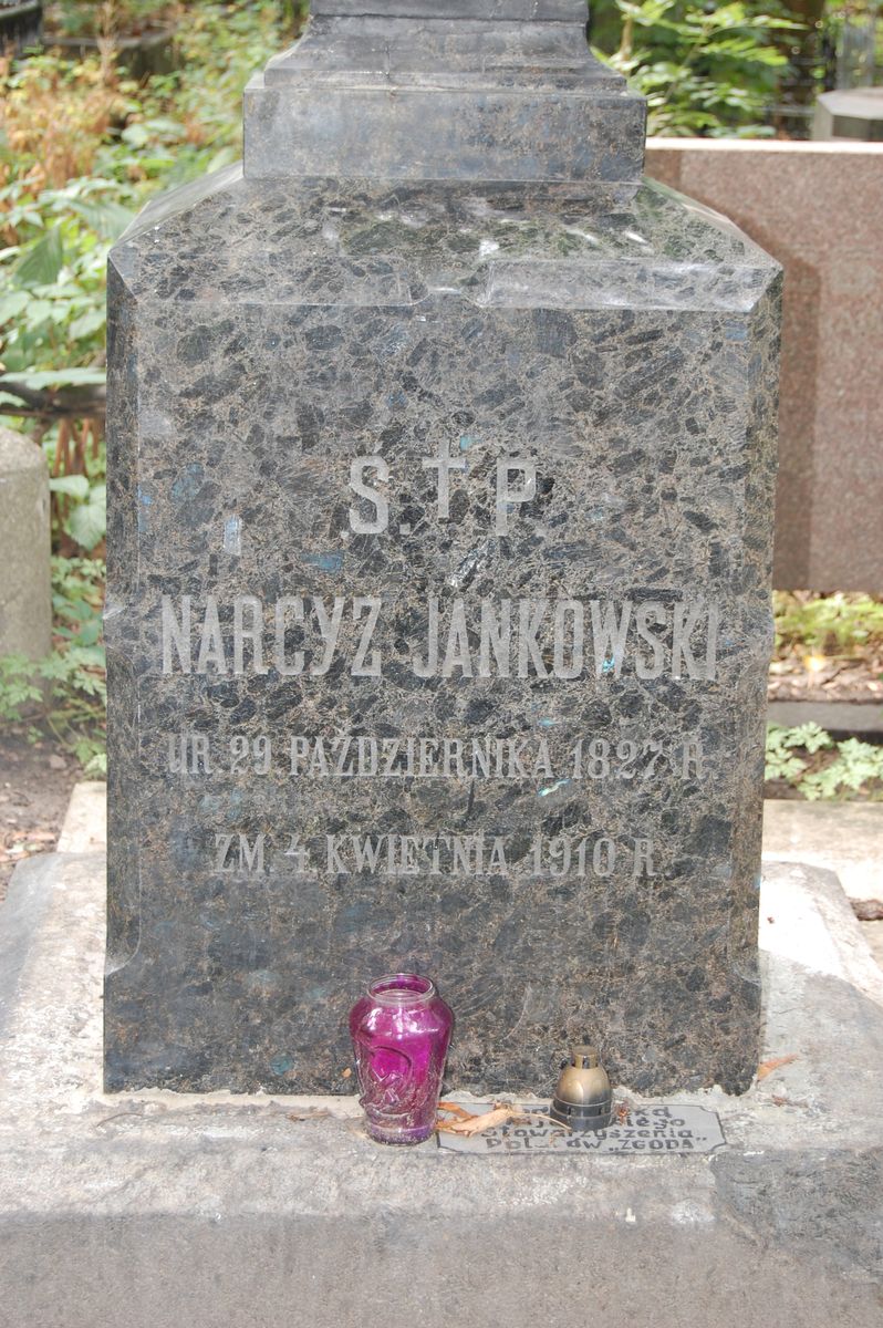 Fragment z inskrypcją nagrobka Narcyza Jankowskiego, cmentarz Bajkowa w Kijowie, stan z 2021