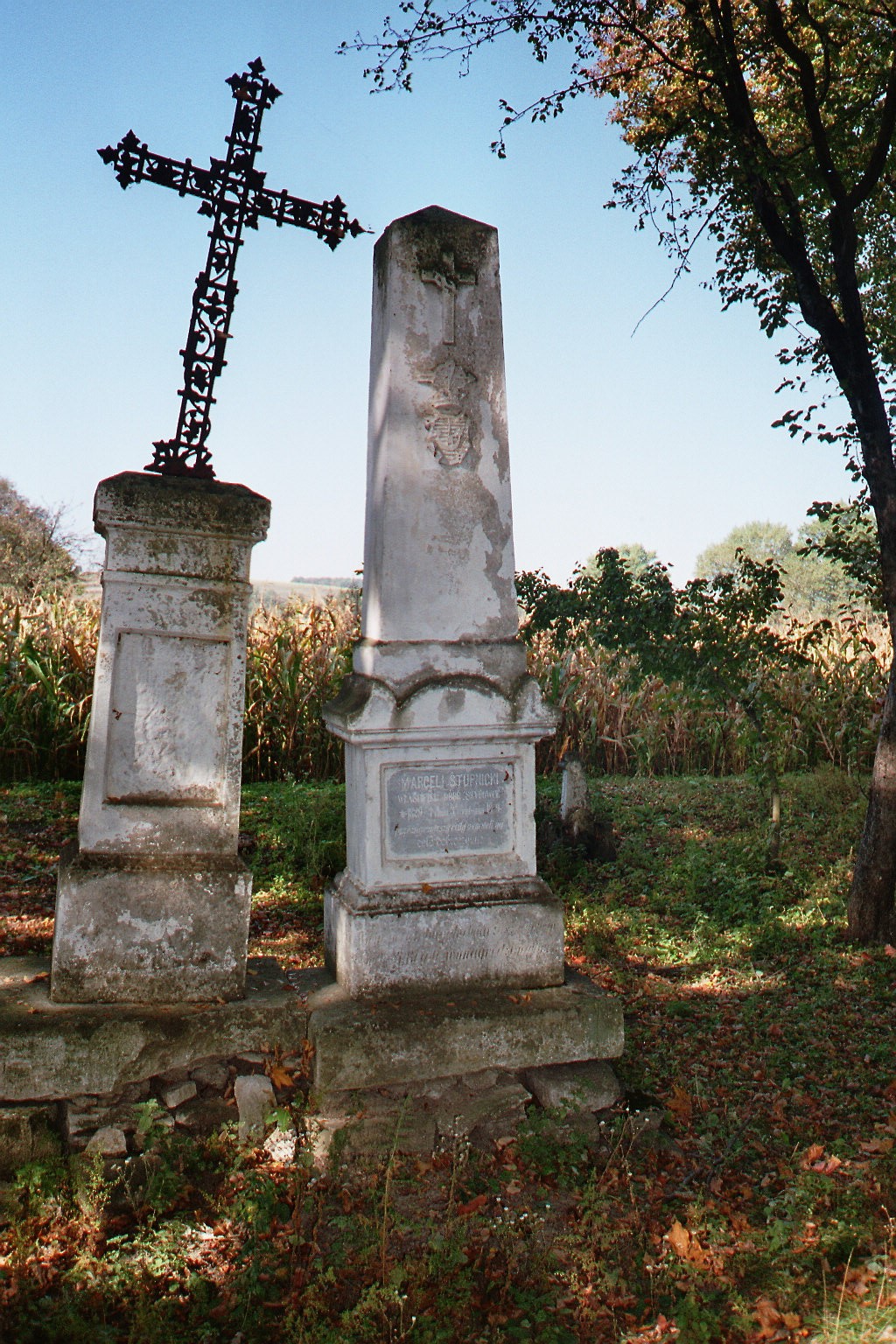 Nagrobek Marcelego Stupnickiego, cmentarz w Szypowcach, stan z 2005 r.
