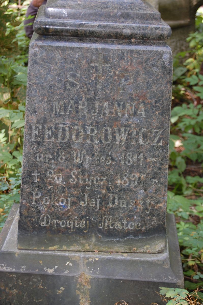 Fragment z inskrypcją nagrobka Marianny Fedorowicz, cmentarz Bajkowa w Kijowie, stan z 2021