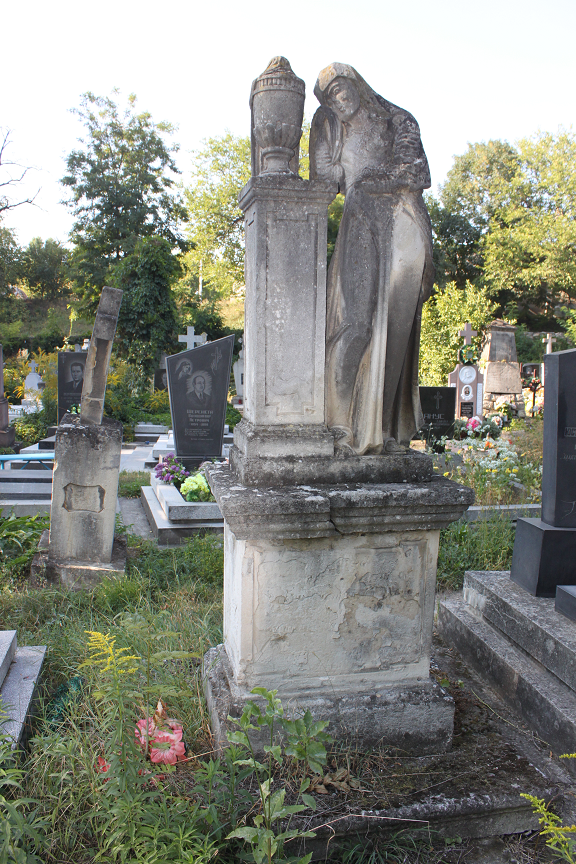 Tombstone of [...] Grundhei, Zaleszczyki cemetery, as of 2019.