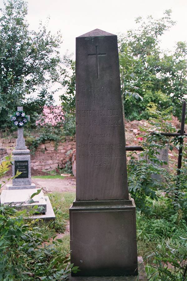 Tombstone of Teresa and Wieslawa Piestrakiewicz, cemetery in Zaleszczyki, state from 2005