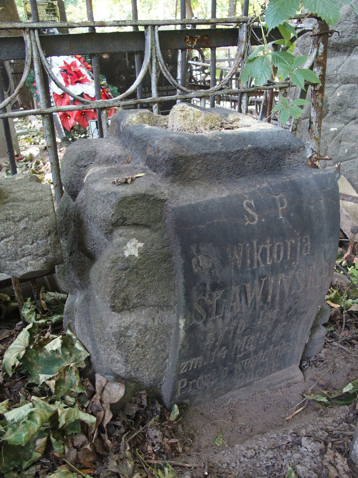 Fragment of the tombstone of Viktoria Slawinskaya, Baykova cemetery, Kyiv, as of 2021