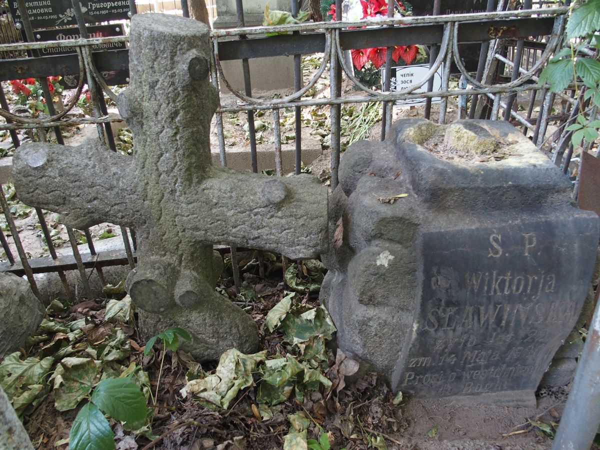 Tombstone of Viktoria Slawinskaya, Baykova cemetery, Kyiv, 2021