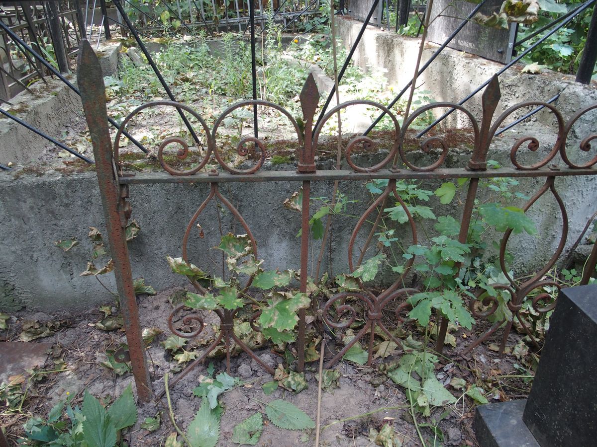 Tombstone of Klementyna Krassowska, fence, Baykova cemetery in Kiev, as of 2021