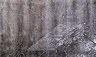 Ułamany krzyż na cokole oznaczający grób Wandy Romanowskiej. Cokół zwęża się ku górze z ściętą górną krawędzią i dekoracyjną płyciną z inskrypcją.