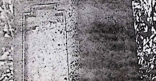 Kamienny cokół z płyciną schodkową i rytym napisem, pierwotnie zwieńczony krzyżem, obecnie brakującym. Cokół zwęża się ku górze i ma profilowaną górną krawędź.