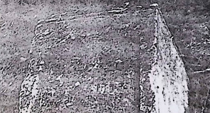 Prostopadłościenny cokół nagrobka Michała Stembeckiego, lekko zwężający się ku górze, z inskrypcją w prostokątnej płycinie o ściętych ćwierćkołami narożach. Krzyż niezachowany.