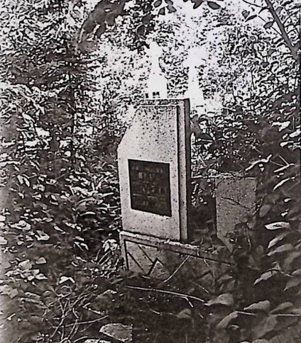 Nagrobek Jana Baryłki z stelą na cokole. Stela ma ścięty lewy górny narożnik i tablicę inskrypcyjną. Cokół zdobiony geometrycznymi wzorami.