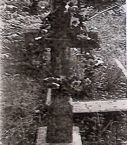 Grób oznaczony krzyżem na cokole. Krzyż fazowany z mniejszym krzyżem na przecięciu ramion. Poniżej wyryta inskrypcja. Cokół w kształcie prostopadłościanu o ściętych górnych krawędziach.