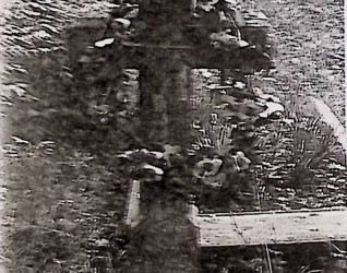 Grób oznaczony krzyżem na cokole. Krzyż fazowany z mniejszym krzyżem na przecięciu ramion. Poniżej wyryta inskrypcja. Cokół w kształcie prostopadłościanu o ściętych górnych krawędziach.