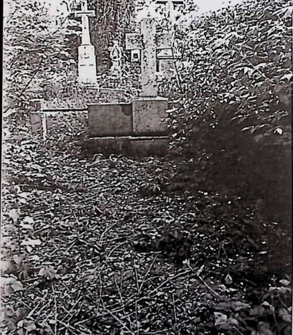 Grób oznaczony poziomą płytą nagrobną z prostym krzyżem, umieszczoną na cokole z centralną tablicą. Częściowo zachowane ogrodzenie z czterema betonowymi słupami połączonymi żeliwnymi prętami.