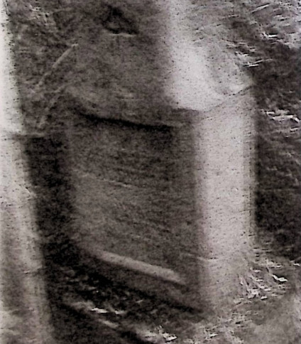 Nagrobek Józefy Duch z ułamanym krzyżem na cokole. Cokół ma kształt prostopadłościanu z ściętymi krawędziami u góry. Na froncie w prostokątnej ramie wyryta inskrypcja.