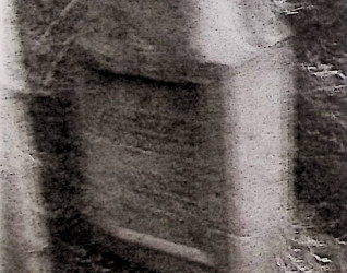 Nagrobek Józefy Duch z ułamanym krzyżem na cokole. Cokół ma kształt prostopadłościanu z ściętymi krawędziami u góry. Na froncie w prostokątnej ramie wyryta inskrypcja.