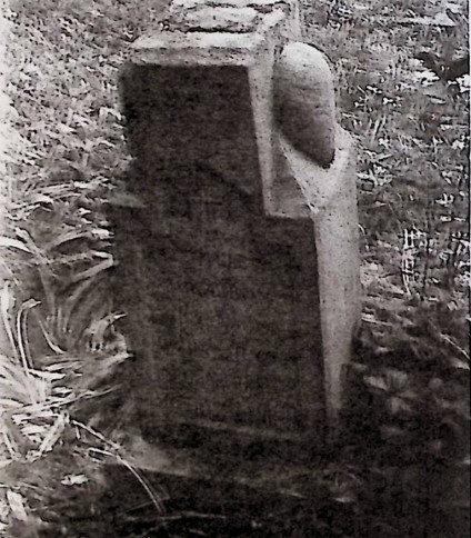 Nagrobek Honoraty i Mikołaja Duch z ułamanym krzyżem na cokole. Cokół ma kształt prostopadłościanu z ściętymi krawędziami u góry. Na przedniej płycinie wyryta inskrypcja.