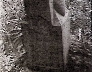 Nagrobek Honoraty i Mikołaja Duch z ułamanym krzyżem na cokole. Cokół ma kształt prostopadłościanu z ściętymi krawędziami u góry. Na przedniej płycinie wyryta inskrypcja.