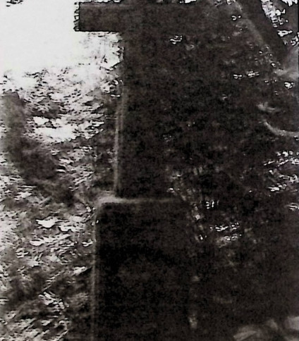 Nagrobek Józefa Dukowskiego z fazowanym krzyżem na prostym cokole. Na przedniej płycinie wyryta inskrypcja, słowo 'spoczywa' poprowadzone po łuku.