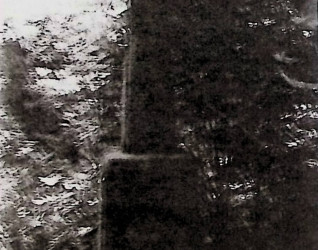 Nagrobek Józefa Dukowskiego z fazowanym krzyżem na prostym cokole. Na przedniej płycinie wyryta inskrypcja, słowo 'spoczywa' poprowadzone po łuku.