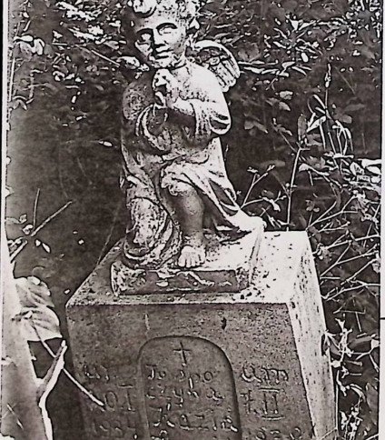 Nagrobek Kazi Izupińskiej z figurą klęczącego aniołka na cokole. Aniołek klęczy na prawym kolanie, ręce złożone w modlitwie. Cokół z półkolistą inskrypcją. Otoczony niskim, żeliwnym ogrodzeniem.