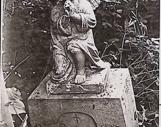 Nagrobek Kazi Izupińskiej z figurą klęczącego aniołka na cokole. Aniołek klęczy na prawym kolanie, ręce złożone w modlitwie. Cokół z półkolistą inskrypcją. Otoczony niskim, żeliwnym ogrodzeniem.