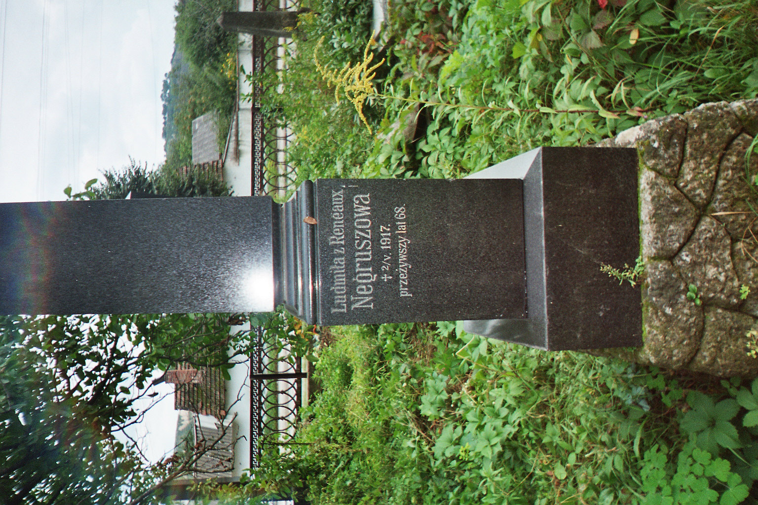 Nagrobek Ludomiły Negrusz i rodziny Zerygiewicz, cmentarz w Zaleszczykach, stan z 2005 r.