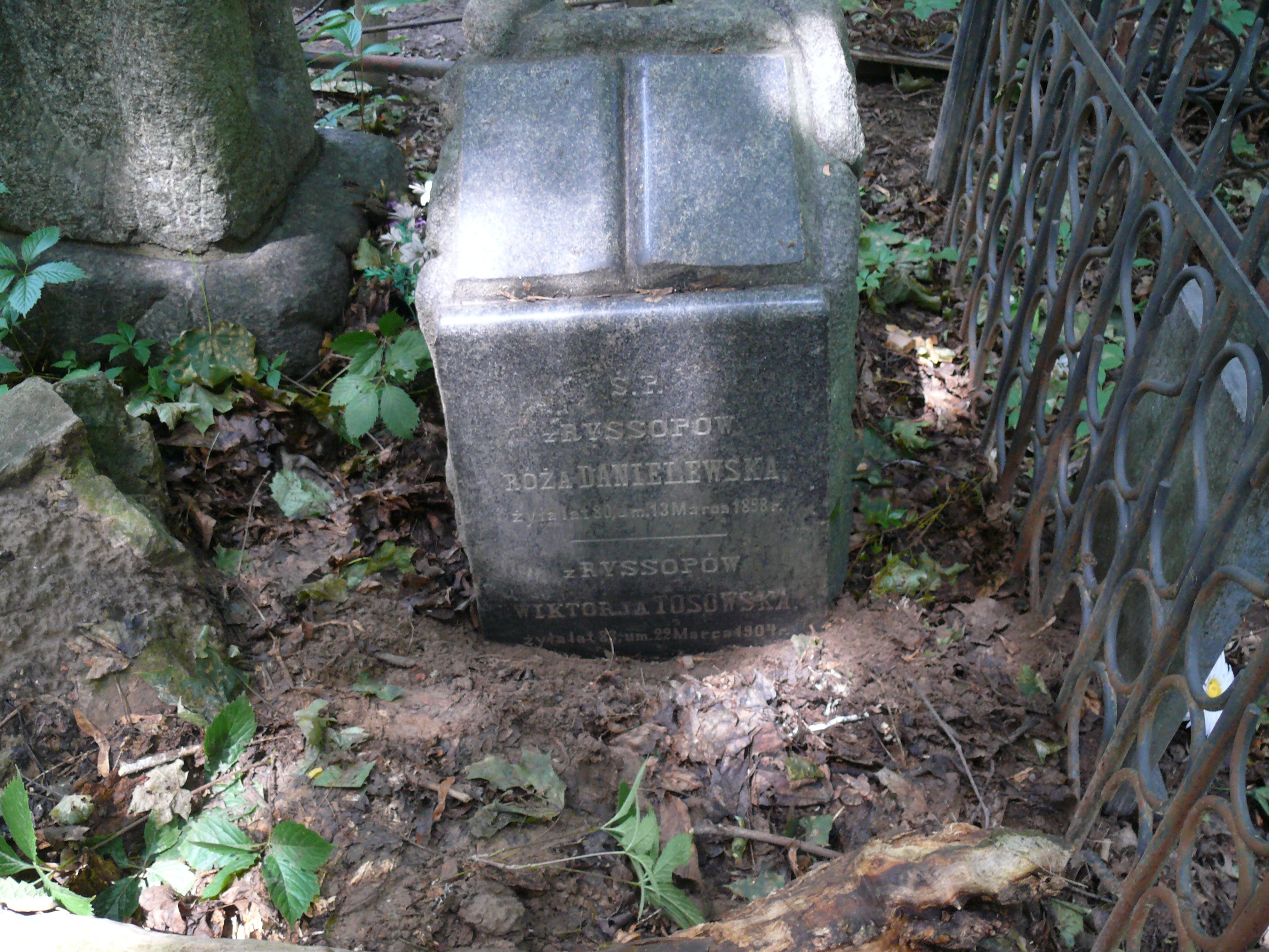 Tombstone of Róża Danielewskaya and Viktoria Tosovskaya, Baykova cemetery, Kyiv, as of 2021