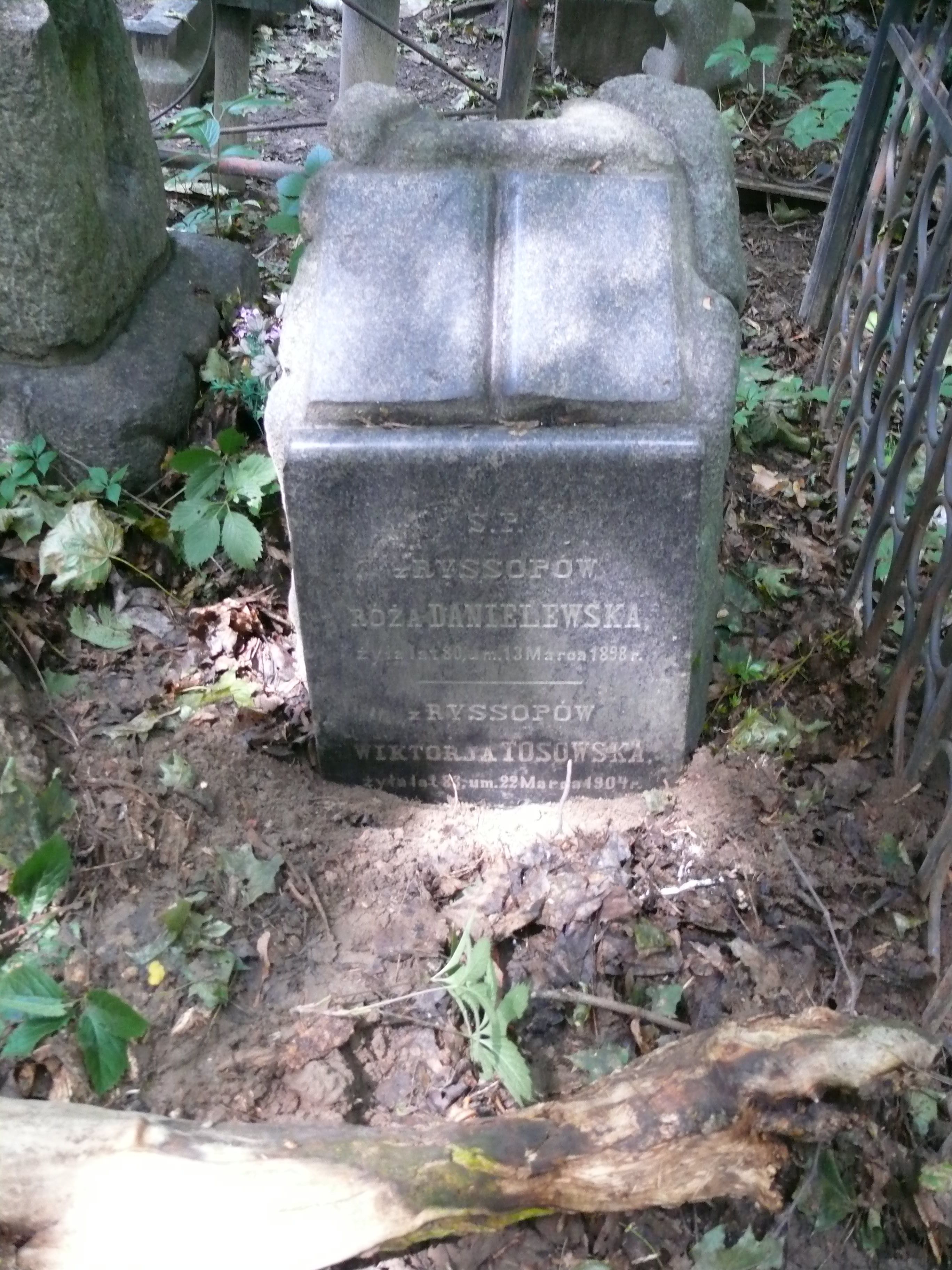 Tombstone of Róża Danielewskaya and Viktoria Tosovskaya, Baykova cemetery, Kyiv, as of 2021