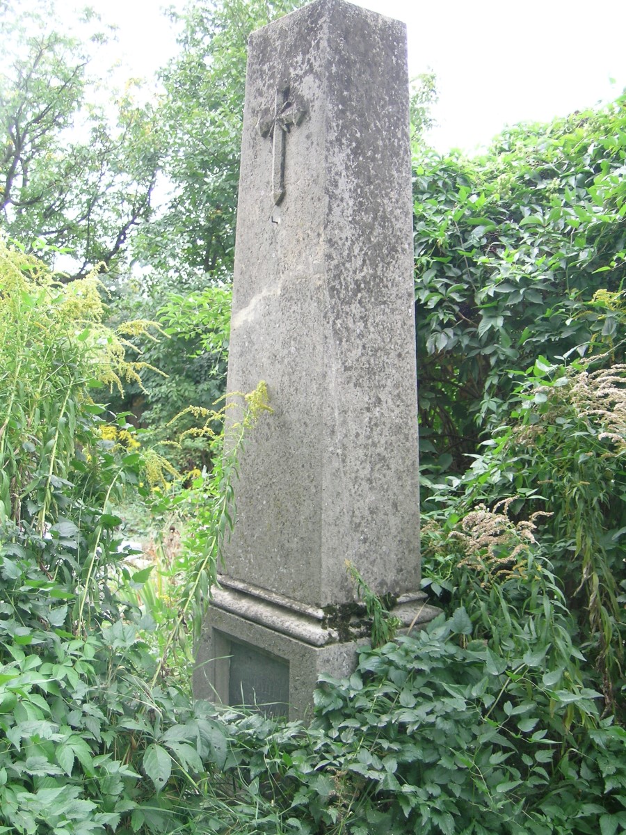 Tombstone of Ludmila Kuszczak, Zaleszczyki cemetery, as of 2019.