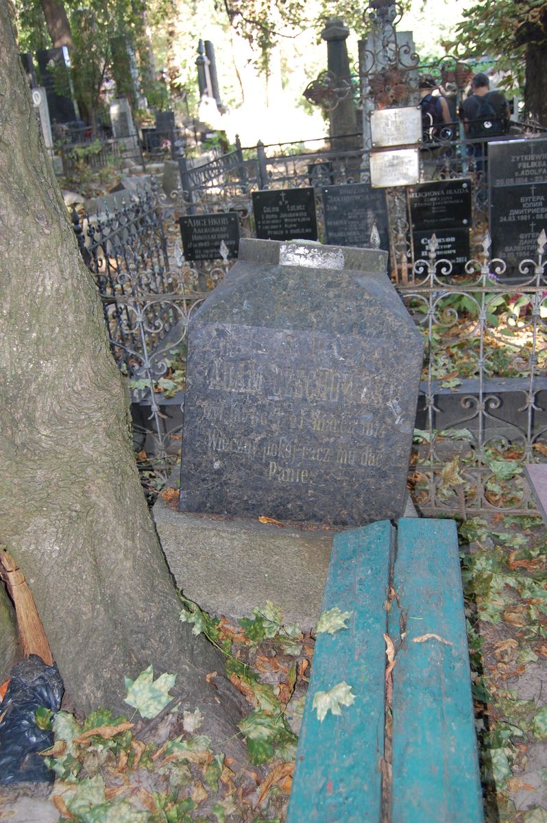 Nagrobek Adama Czechowskiego z cmentarza Bajkowa w Kijowie, stan w 2021 r.