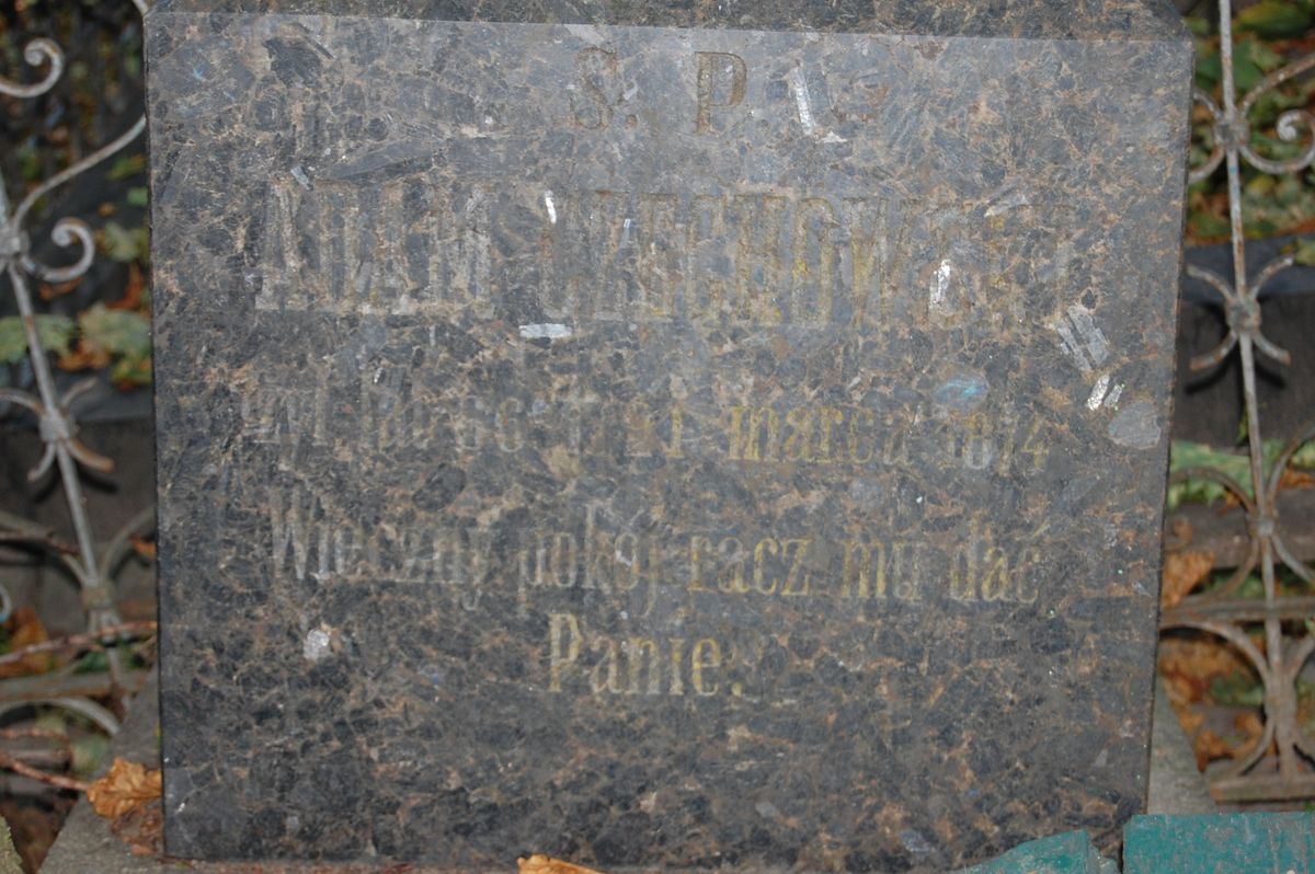 Napis z nagrobka Adama Czechowskiego z cmentarza Bajkowa w Kijowie, stan w 2021 r.