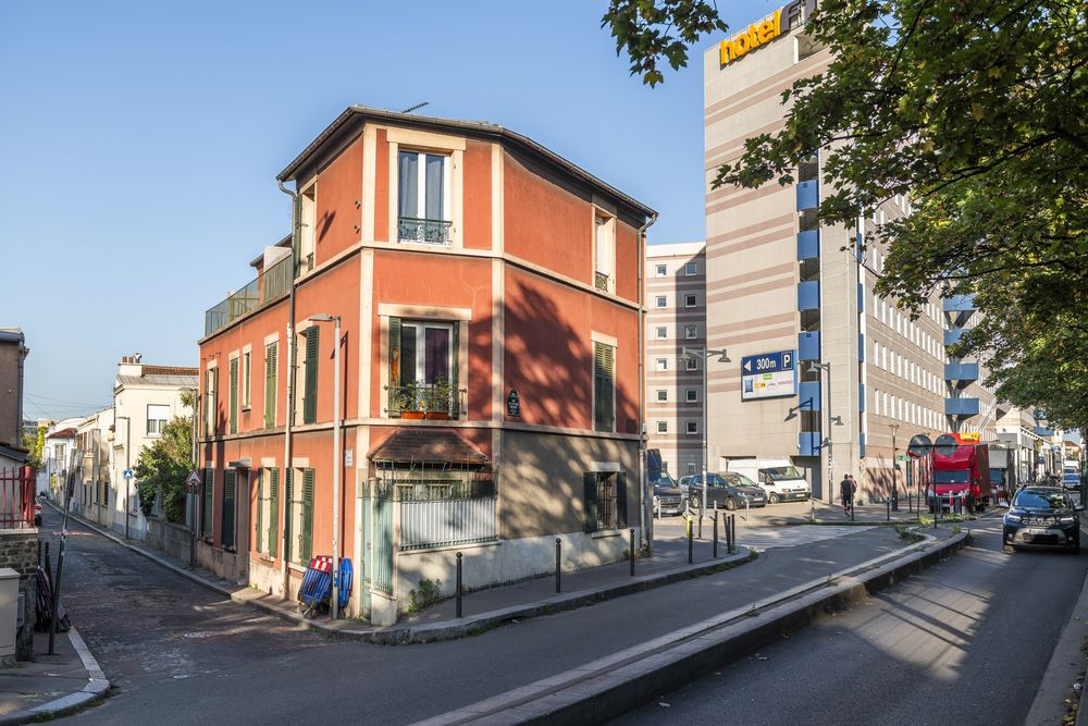 Fotografia przedstawiająca Professor Józef Babinski townhouse and street in Paris