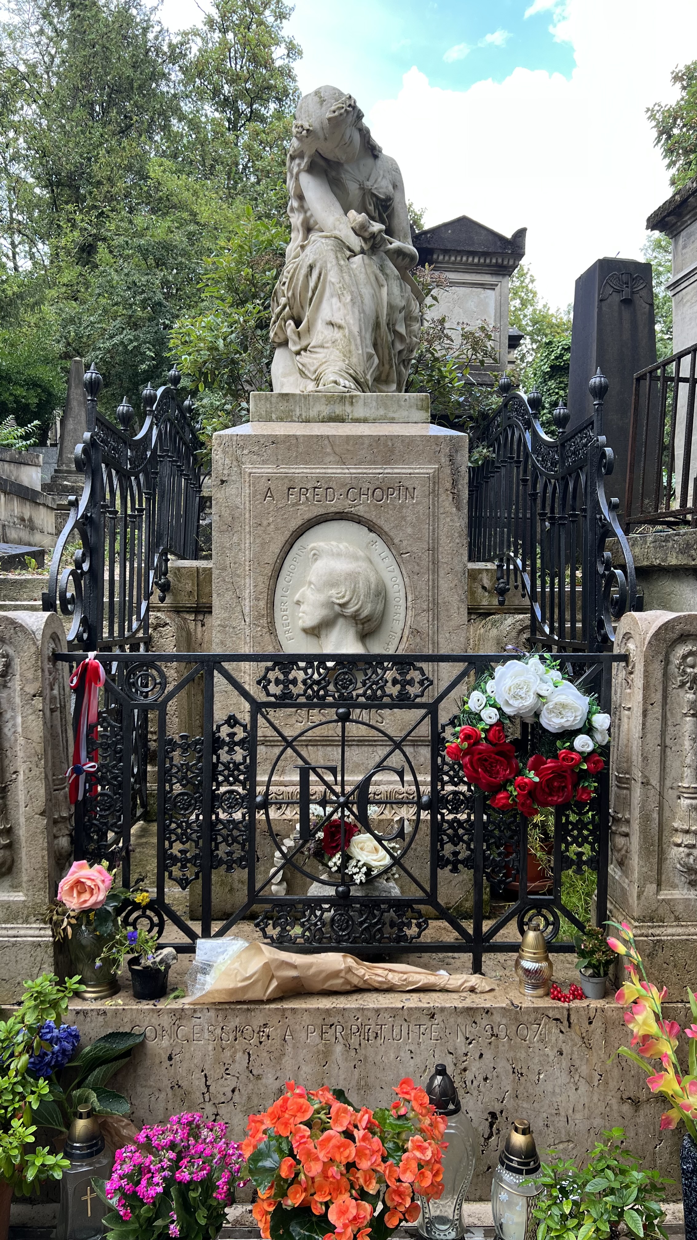 Fotografia przedstawiająca Nagrobek Fryderyka Chopina na paryskim cmentarzu Père-Lachaise