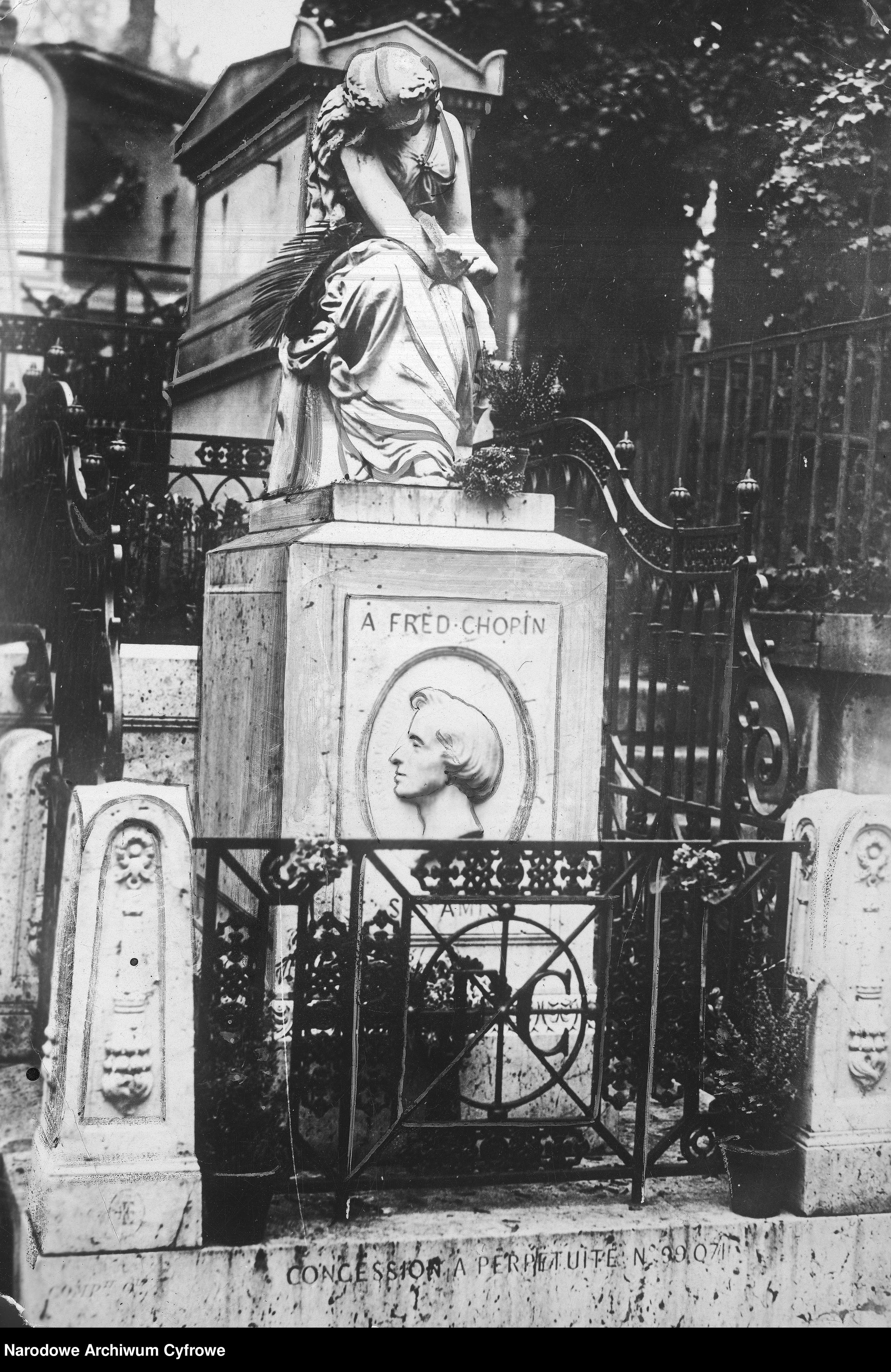Tombstone monument to Fryderyk Chopin designed by Auguste Clesinger, photo by A. Potemkowska, https://www.szukajwarchiwach.gov.pl/jednostka/-/jednostka/5918364/obiekty/260931#opis_obiektu, photo (public domain)
