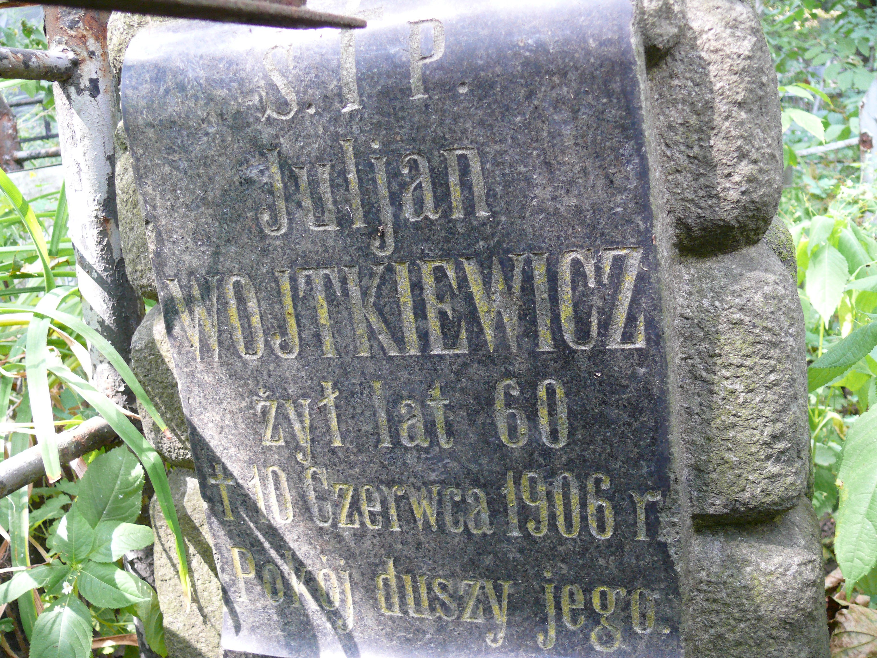 Fragment nagrobka Juliana Wojtkiewicza, cmentarz Bajkowa w Kijowie, stan z 2021