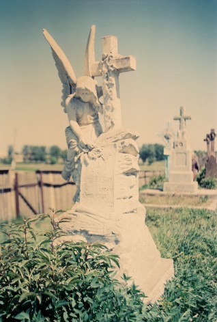 Nagrobek Krzysi Karwackiej, cmentarz w Cyganach, 2004