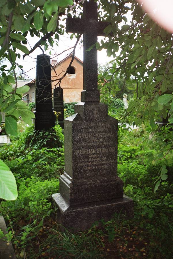 Tombstone of Emilian and Valeria Stoklas, cemetery in Zaleszczyki, state from 2005