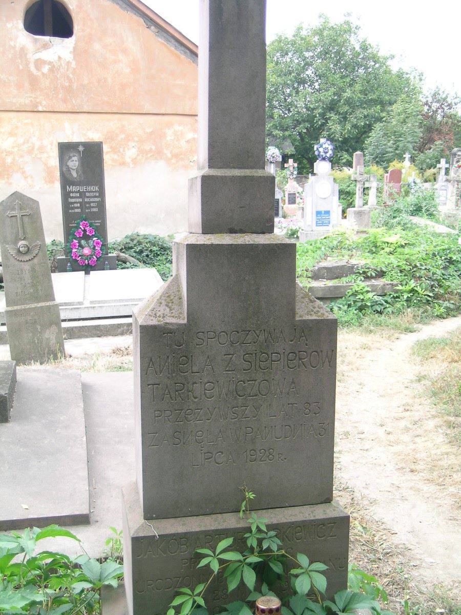 Tombstone of Aniela and Jakub Tarkiewicz, Zaleszczyki cemetery, as of 2019.