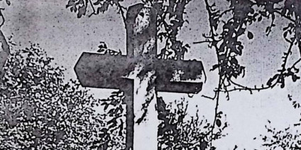 Nagrobek z krzyżem o ściętych krawędziach na dwustopniowym cokole, ozdobiony liśćmi akantu. Ramiona krzyża zakończone ostrosłupowo. Frontowa płycina z rytą inskrypcją.