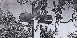 Nagrobek z krzyżem o ściętych krawędziach na dwustopniowym cokole, ozdobiony liśćmi akantu. Ramiona krzyża zakończone ostrosłupowo. Frontowa płycina z rytą inskrypcją.