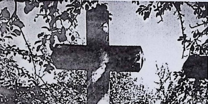 Krzyż nagrobny o ściętych krawędziach z rzeźbionymi liśćmi akantu, na dwustopniowym cokole. Ramiona krzyża zakończone ostrosłupowo. Z przodu płycina z rytą inskrypcją.